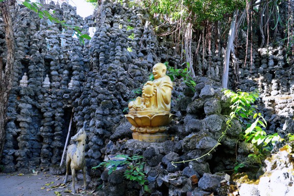 Khám phá chùa Từ Vân, kiệt tác từ san hô và vỏ ốc