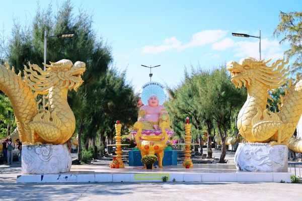 Khám phá chùa Từ Vân, kiệt tác từ san hô và vỏ ốc