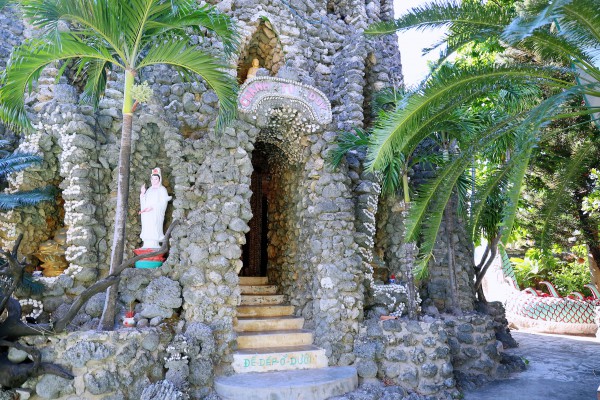 Khám phá chùa Từ Vân, kiệt tác từ san hô và vỏ ốc