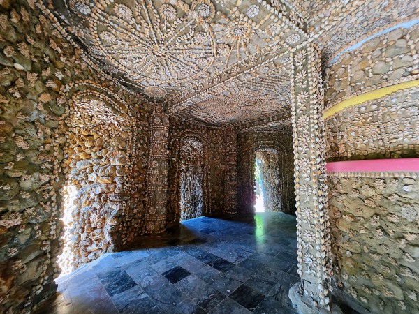 Khám phá chùa Từ Vân, kiệt tác từ san hô và vỏ ốc