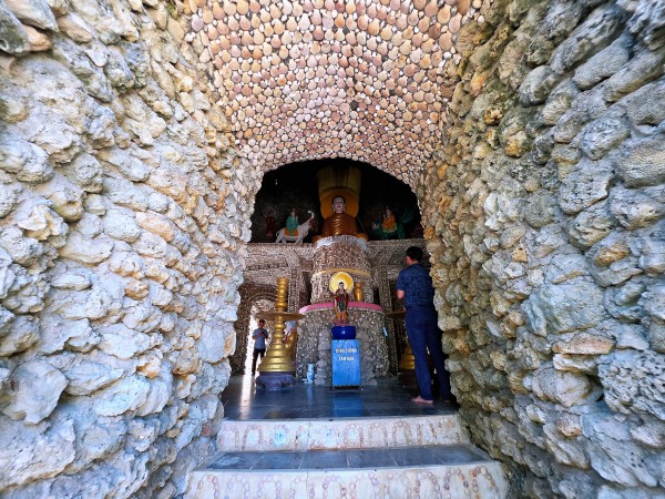 Khám phá chùa Từ Vân, kiệt tác từ san hô và vỏ ốc