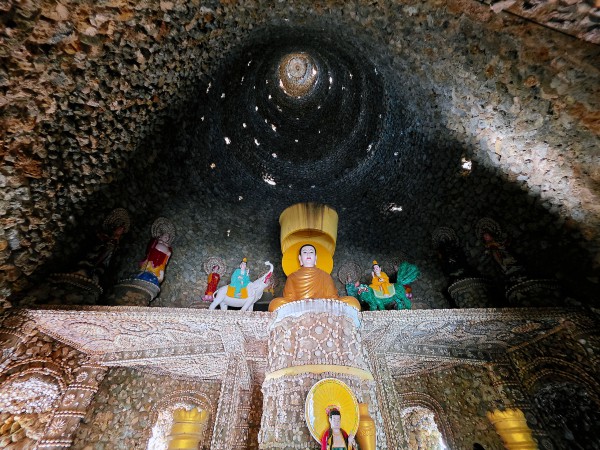 Khám phá chùa Từ Vân, kiệt tác từ san hô và vỏ ốc