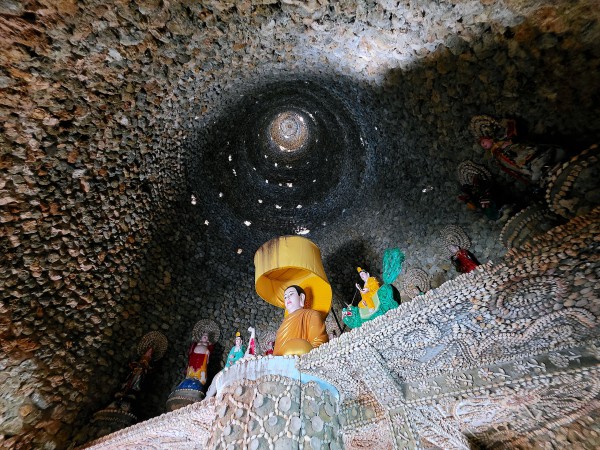 Khám phá chùa Từ Vân, kiệt tác từ san hô và vỏ ốc