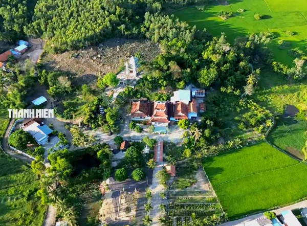 Khám phá ngôi chùa bên núi A Mang với hơn 500 mộ cổ