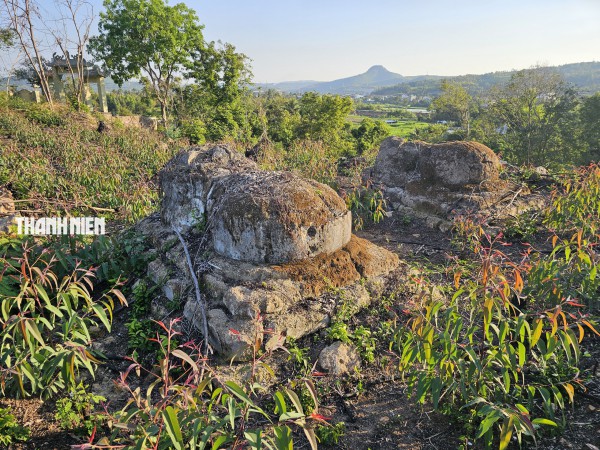 Khám phá ngôi chùa bên núi A Mang với hơn 500 mộ cổ