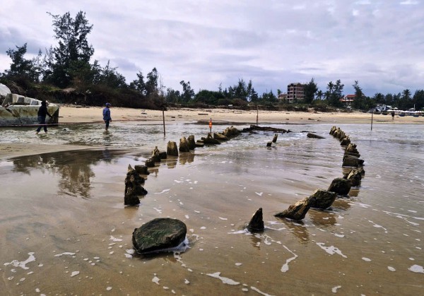 Khẩn cấp khai quật tàu cổ phát lộ ở bờ biển Hội An