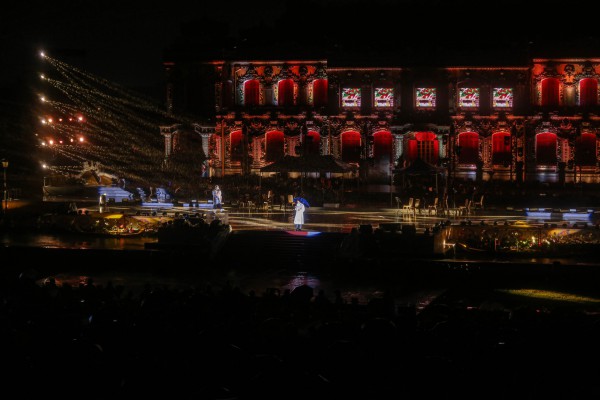 Khán giả và nghệ sĩ đội mưa, đắm chìm trong đêm nhạc Trịnh Công Sơn tại điện Kiến Trung