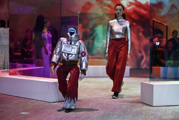 Khi robot 'sải bước' trên sàn catwalk