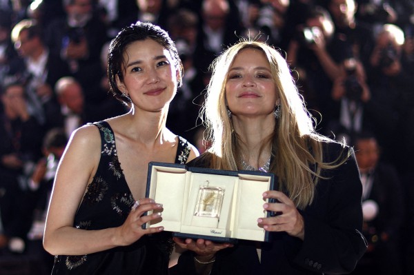 LHP Cannes 2026: 'Fjord' đoạt Cành cọ vàng, nhiều hạng mục có tới 2 người chiến thắng LHP Cannes 2026: 'Fjord' đoạt Cành cọ vàng, nhiều hạng mục có tới 2 người chiến thắng