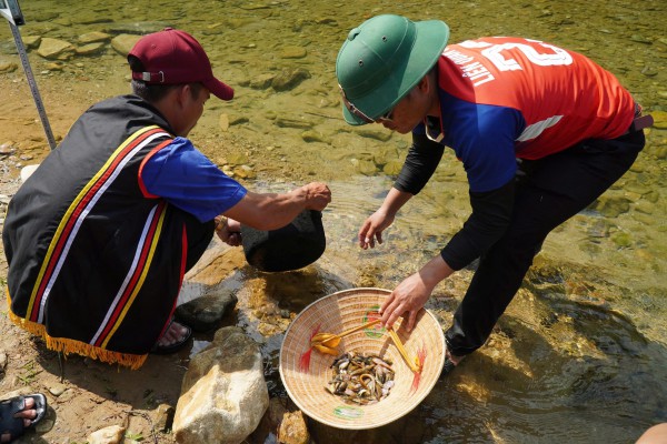 Lạ kỳ tục ‘đắp chăn ngày mùng 7 tết’: Cả làng xuống suối đón lộc đầu năm