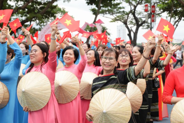 Lần đầu tiên, 1.000 phụ nữ diện áo dài diễu hành bên sông Hàn