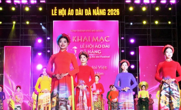 Lần đầu tiên, 1.000 phụ nữ diện áo dài diễu hành bên sông Hàn