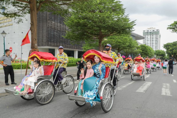 Lần đầu tiên, 1.000 phụ nữ diện áo dài diễu hành bên sông Hàn