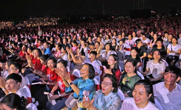 Lễ hội Hoa phượng đỏ bùng nổ, hút 10.000 khán giả