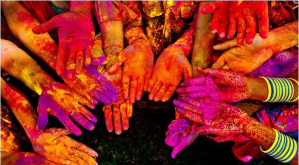 Lễ hội nổi tiếng thế giới Holi, ném nước màu và bột vào nhau trong vui sướng