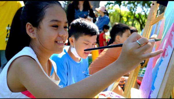Lớp dạy vẽ miễn phí giữa một công viên ở Ninh Thuận