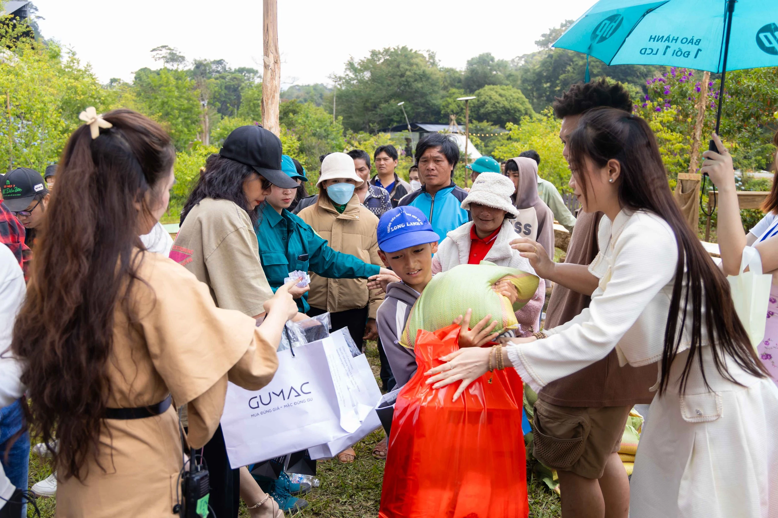 Lý Hải tặng quà cho bà con nghèo tại phim trường 'Lật mặt 7' ở Lâm Đồng