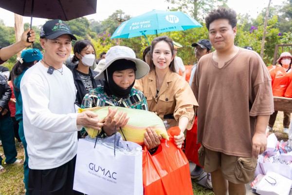 Lý Hải tặng quà cho bà con nghèo tại phim trường 'Lật mặt 7' ở Lâm Đồng