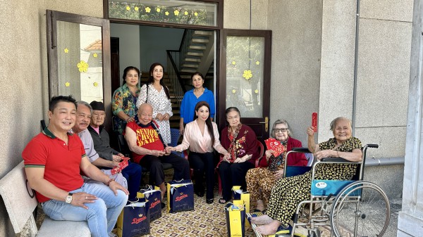 Lý Hùng nghẹn ngào khi cùng em gái Lý Hương thực hiện di nguyện của cha