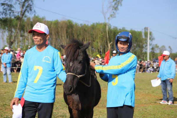 Màn đua ngựa 'độc, lạ' của những kỵ sĩ... nông dân