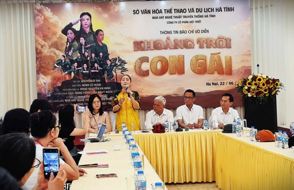 NSND Hồng Lựu hát ví, giặm về 10 cô gái Ngã ba Đồng Lộc NSND Hồng Lựu hát ví, giặm về 10 cô gái Ngã ba Đồng Lộc