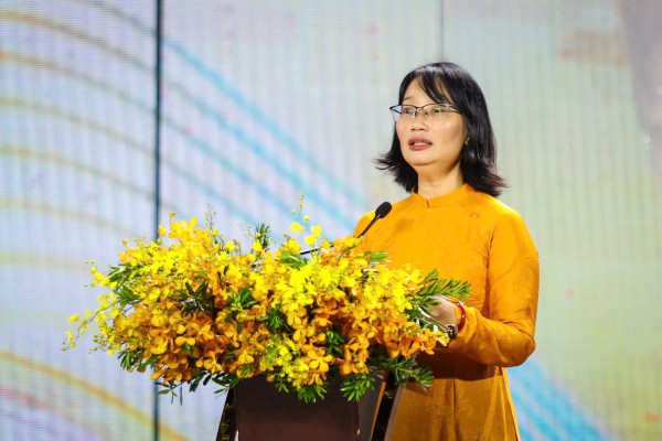 NSND Kim Xuân, NSND Trịnh Kim Chi trình diễn áo dài cùng các hoa hậu