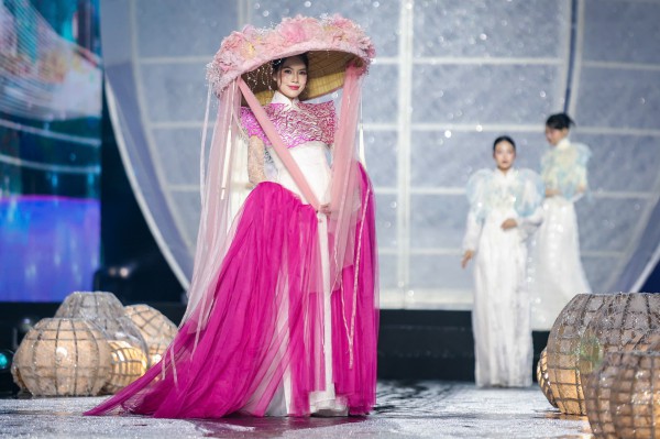 NSND Kim Xuân, NSND Trịnh Kim Chi trình diễn áo dài cùng các hoa hậu