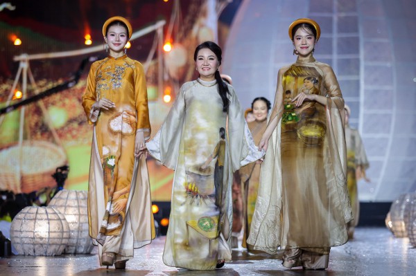 NSND Kim Xuân, NSND Trịnh Kim Chi trình diễn áo dài cùng các hoa hậu