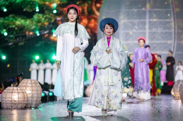 NSND Kim Xuân, NSND Trịnh Kim Chi trình diễn áo dài cùng các hoa hậu