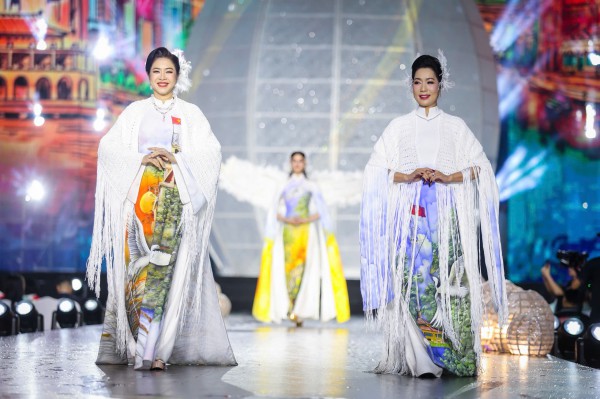 NSND Kim Xuân, NSND Trịnh Kim Chi trình diễn áo dài cùng các hoa hậu