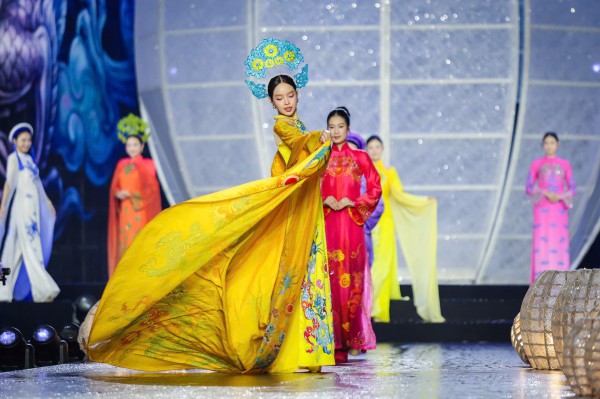 NSND Kim Xuân, NSND Trịnh Kim Chi trình diễn áo dài cùng các hoa hậu