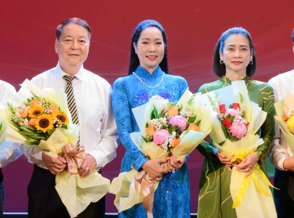 NSND Trịnh Kim Chi lên chức chủ tịch NSND Trịnh Kim Chi lên chức chủ tịch