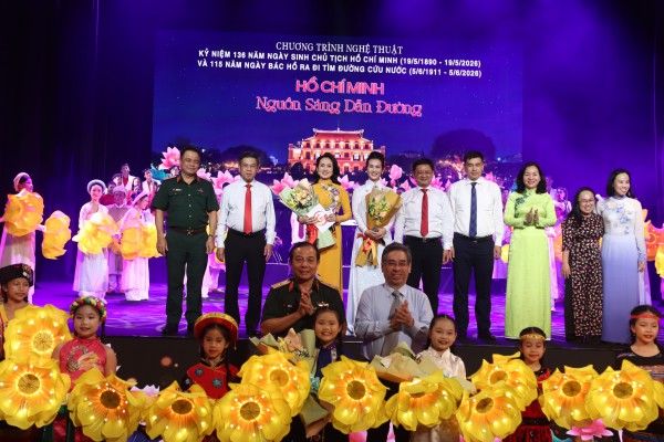 NSƯT Lam Tuyền, Vân Khánh hát trong đêm nghệ thuật tôn vinh Chủ tịch Hồ Chí Minh NSƯT Lam Tuyền, Vân Khánh hát trong đêm nghệ thuật tôn vinh Chủ tịch Hồ Chí Minh