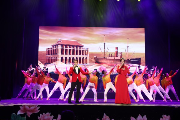 NSƯT Lam Tuyền, Vân Khánh hát trong đêm nghệ thuật tôn vinh Chủ tịch Hồ Chí Minh NSƯT Lam Tuyền, Vân Khánh hát trong đêm nghệ thuật tôn vinh Chủ tịch Hồ Chí Minh