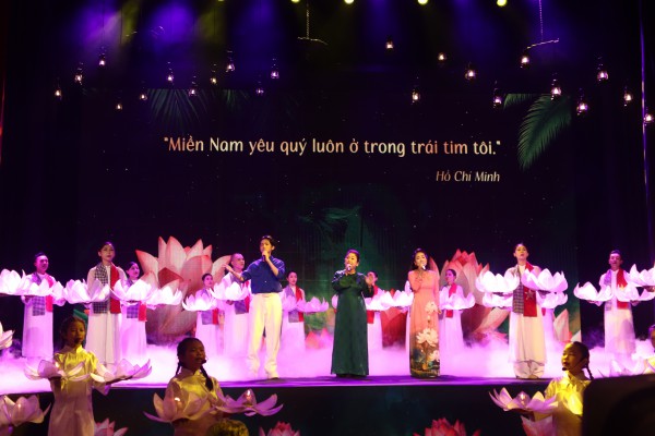 NSƯT Lam Tuyền, Vân Khánh hát trong đêm nghệ thuật tôn vinh Chủ tịch Hồ Chí Minh NSƯT Lam Tuyền, Vân Khánh hát trong đêm nghệ thuật tôn vinh Chủ tịch Hồ Chí Minh