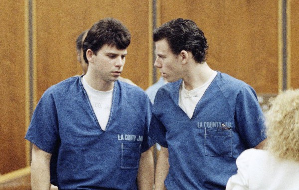 Netflix làm phim vụ hai anh em sát hại cha mẹ ruột bằng súng