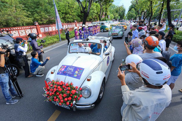 Ngắm đoàn xe cổ rực rỡ ‘tái xuất’ trên đường phố Huế