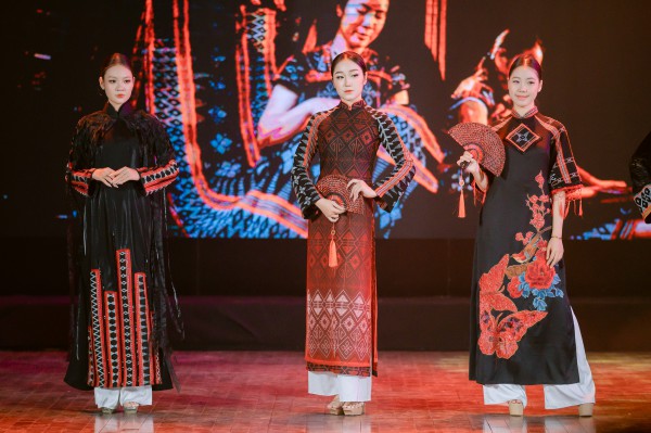 Ngắm zèng A Lưới thăng hoa trên tà áo dài Huế