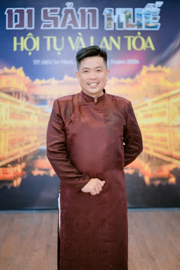 Ngắm zèng A Lưới thăng hoa trên tà áo dài Huế