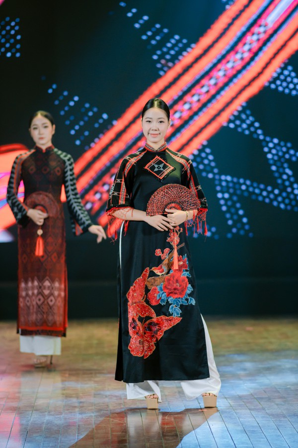 Ngắm zèng A Lưới thăng hoa trên tà áo dài Huế