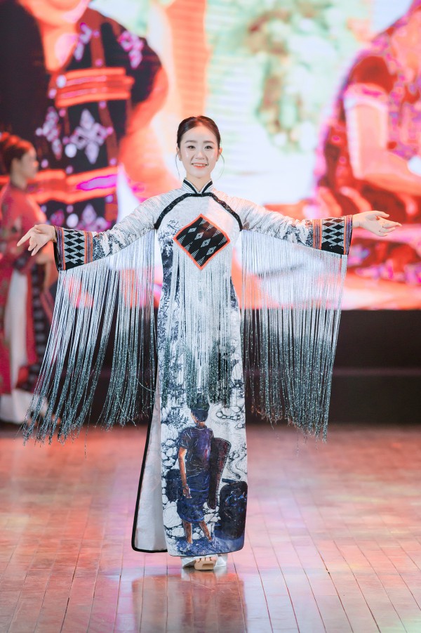 Ngắm zèng A Lưới thăng hoa trên tà áo dài Huế