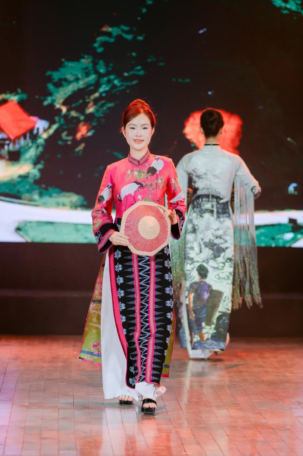 Ngắm zèng A Lưới thăng hoa trên tà áo dài Huế