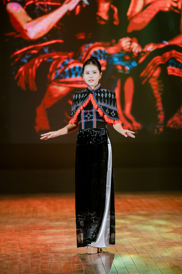 Ngắm zèng A Lưới thăng hoa trên tà áo dài Huế