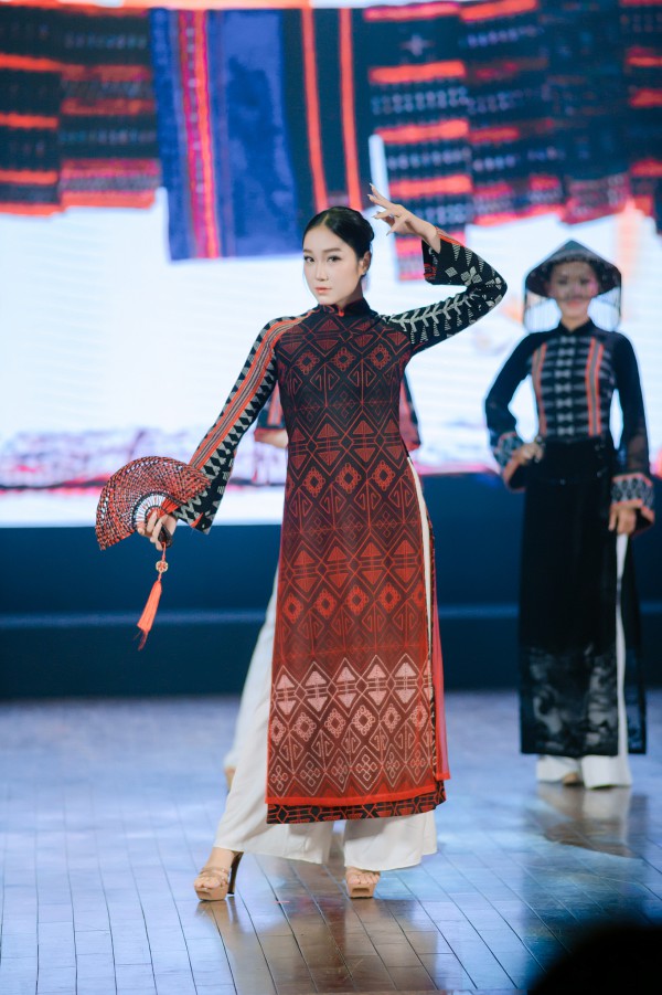 Ngắm zèng A Lưới thăng hoa trên tà áo dài Huế