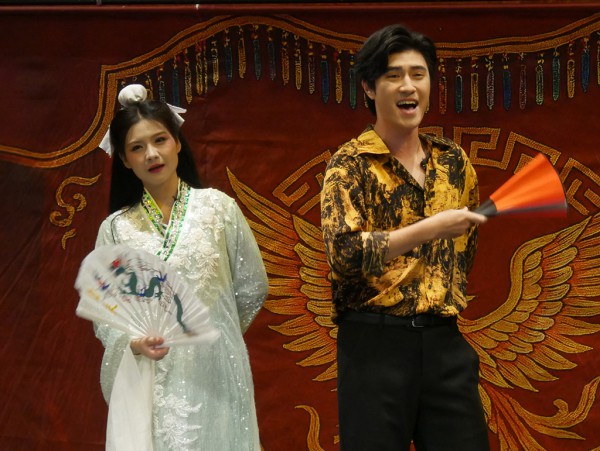 Nghệ sĩ kịch diễn cải lương trong gánh hát về khuya