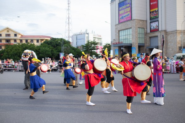 Nghệ sĩ quốc tế khuấy động đường phố cố đô Huế mùa Festival