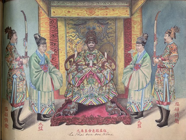 Nghệ thuật minh họa áo mũ thời Nguyễn đầu thế kỷ 20
