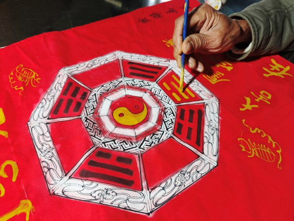 Nghề xưa cố đô còn một chút này: Người 'cho chữ' trên phù ngũ sắc