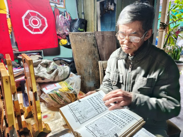 Nghề xưa cố đô còn một chút này: Người 'cho chữ' trên phù ngũ sắc