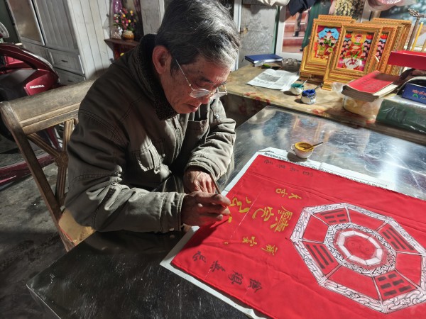 Nghề xưa cố đô còn một chút này: Người 'cho chữ' trên phù ngũ sắc